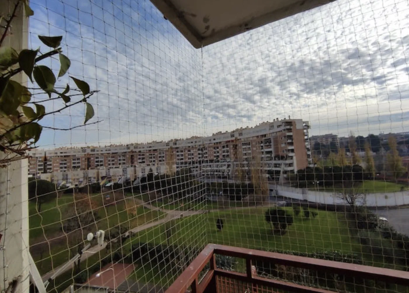 Balcone protetto con rete antipiccione installata da Ital Disinfestazioni, vista interna