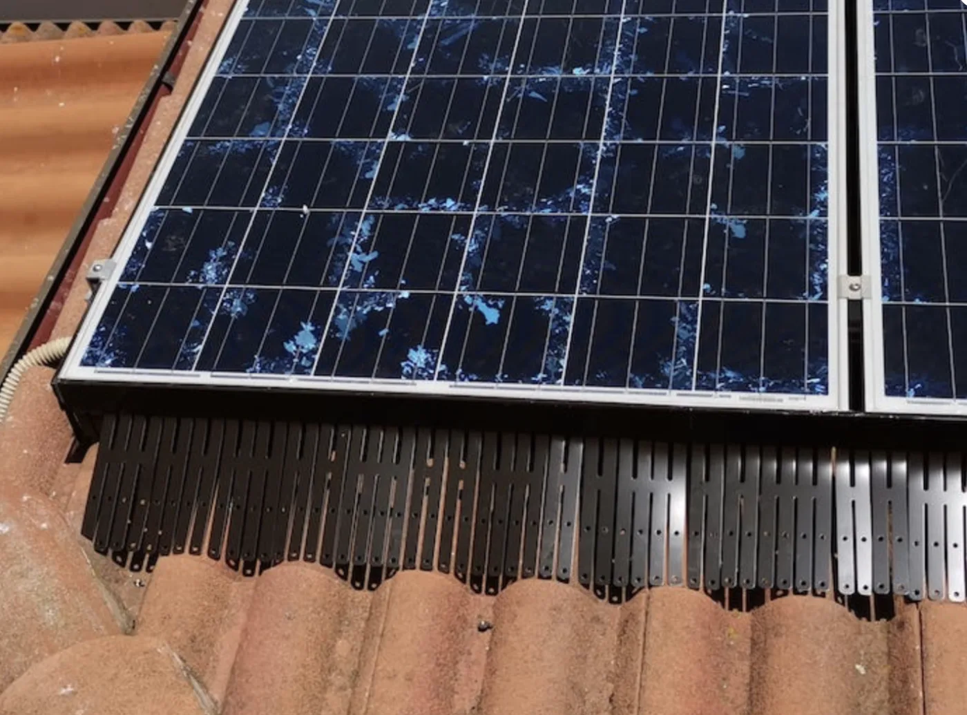 Dissuasori a spillo installati sotto pannelli fotovoltaici per proteggerli da piccioni e volatili