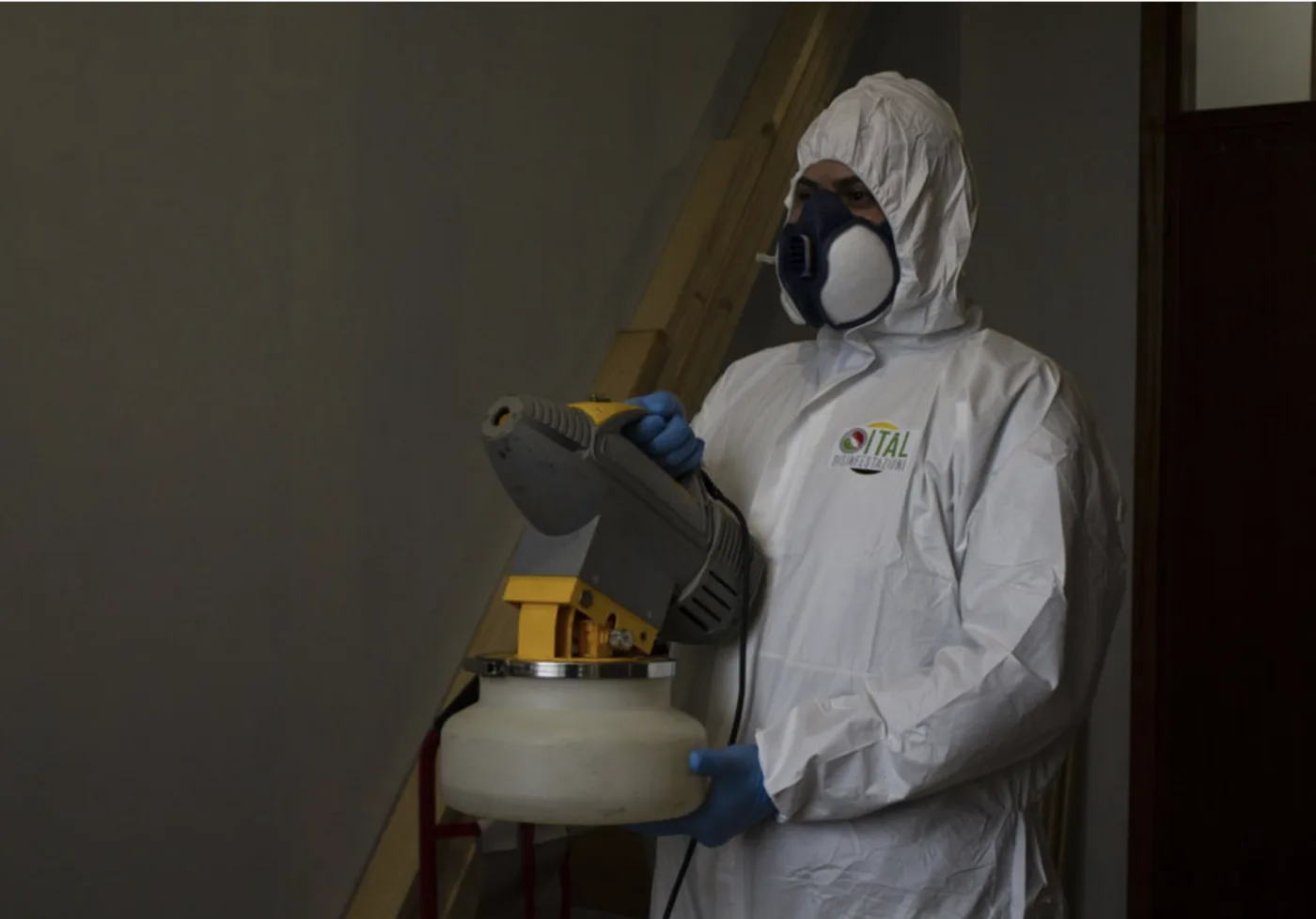 Tecnico Ital Disinfestazioni in tuta DPI e maschera con nebulizzatore ULV per sanificazione