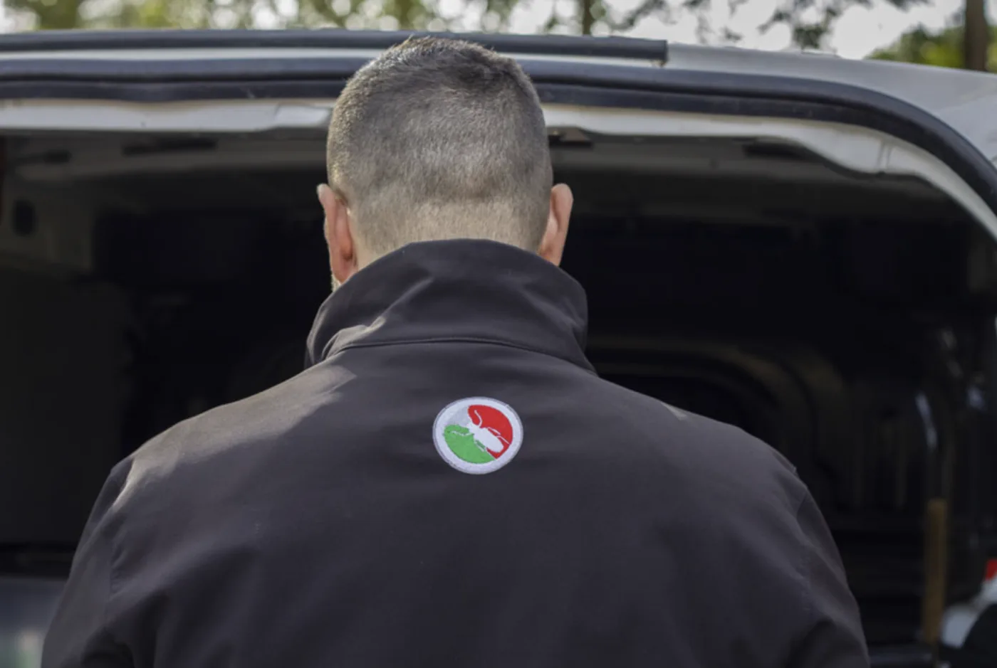 Tecnico Ital Disinfestazioni con divisa brandizzata davanti al mezzo operativo a Torino